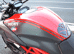 /CARBON  TANK CENTRAL COVER：RED／MATT　　カーボンフューエルタンクカバー：レッド／マット　　　※DIAVEL使用タンクカバー用3D DUCATI デカール（43512761A）は付属しません。　