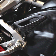 カーボン製ヒールガード：　Panigale V2用　　　★ライダーブーツがバイクに当たるのを軽減するために開発され、Ducati Performance ビレットアルミニウム製フットペグにさらなる価値を与えます。高品質素材を使用することで軽量でありながら高い保護性能を提供するだけでなく、カーボンファイバー特有のレーシングルックに仕上げてくれます。 [96450811b]