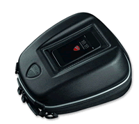 タンクポケット　：　　　タンク用ミニバッグ。携帯、財布、書類など、そのほか様々な物を収納するのに便利なセミハード構造。フィラープラグへのクイックフックシステム、スマートフォンを入れておける上部ポケットを備えます。またキットには防水カバーが付属します。容量 5 リットル。　　　　※MONSTER1200用取付タンクロックフランジKIT96780371Aも付属　　　　　★入荷しました、只今即納です。　　適合車種：MONSTER 1200 、 MONSTER 1200R 、 MONSTER 1200S 、 MONSTER 1200S STRIPE 、 MONSTER 821 、 MONSTER 821 STRIPE 、 MONSTER 821 DARK [96780262c]
